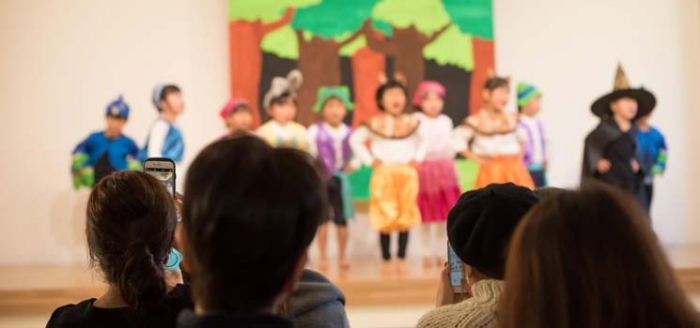 Kinder beim Kindertheater