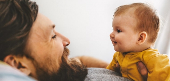 Vater mit Baby übt das Sprechen-lernen