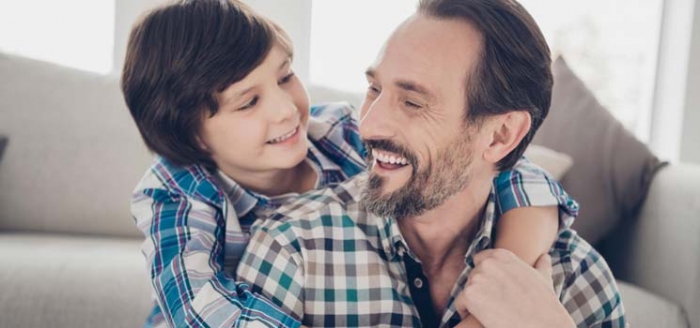 Vater bereitet Sohn auf Schulwechsel vor Vater bereitet Sohn auf Schulwechsel vor