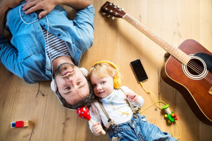 Vater und Sohn hren Musik