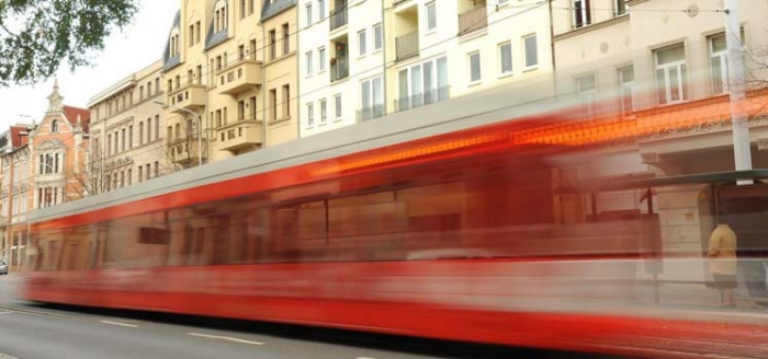 Straßenbahn schafft ein hektisches Umfeld im Stadtleben