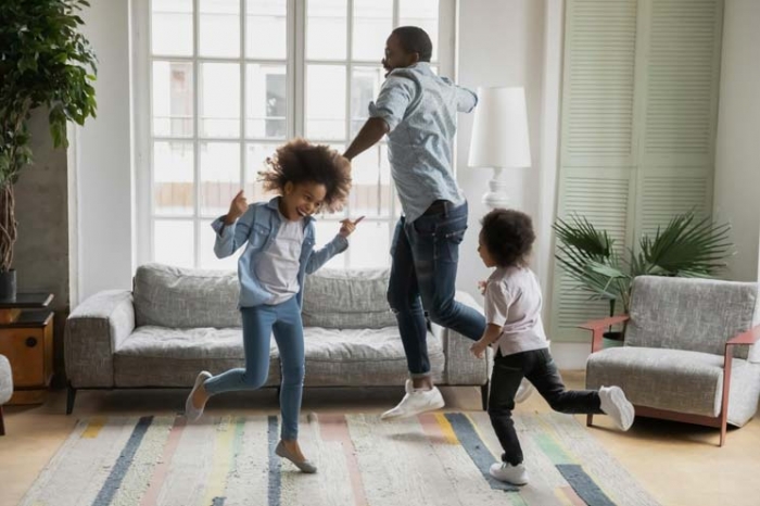 Familie beim gemeinsam Musik hören und tanzen Familie beim gemeinsam Musik hören und tanzen