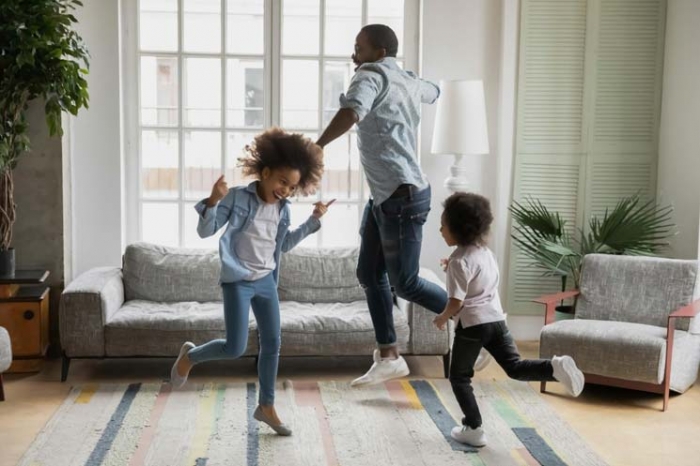 Familie beim gemeinsam Musik hren und tanzen