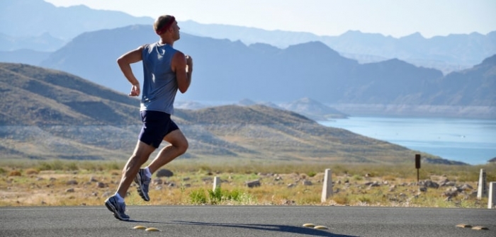 Vater trainiert Fitness beim Laufen