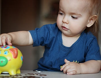 Taschengeld ist sinnvoll. Denn so lernt ein Kind zu sparen. Ist es jedoch zu wenig Taschengeld, verlieren viele Kinder schnell die Lust am Sparen, weil es nicht schnell genug geht. Daher sollte man sich an einen angemessenen Betrag halten.