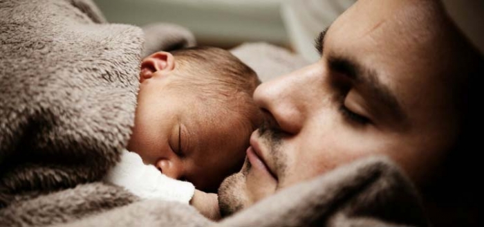 Vater mit Baby im Arm nachdem er bereit für ein Baby war Vater mit Baby im Arm nachdem er bereit für ein Baby war