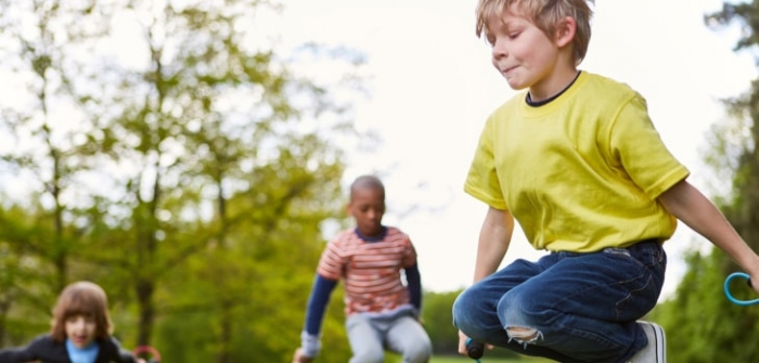 Kinder in Bewegung beim Seilspringen