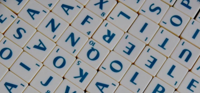 Buchstaben-Salat bei Scrabble als Symbolbild für kreative Namensfindung Buchstaben-Salat bei Scrabble als Symbolbild für kreative Namensfindung