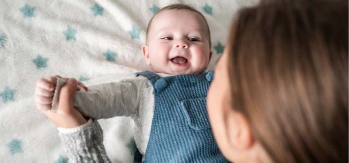 Mutter und lachendes Baby nach Sepsis-Impfung Mutter und lachendes Baby nach Sepsis-Impfung