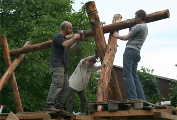 Eine Schaukel aus rohen Stämmen gibt´s nicht im Baumarkt Eine Schaukel aus rohen Stämmen gibt´s nicht im Baumarkt
