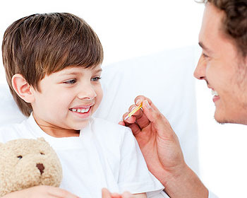 Kranke Kinder - Väter bei der Kinderpflege
