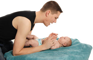 Spielen miteinander - Das Schönste für Baby und Vater Spielen miteinander - Das Schönste für Baby und Vater