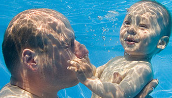 Väter und Kinder beim Schwimmen Väter und Kinder beim Schwimmen