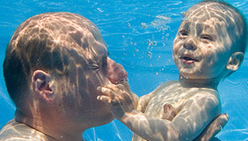 Vter und Kinder beim Schwimmen