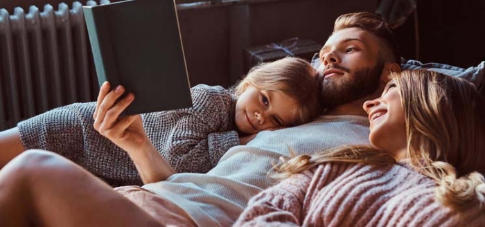 Harmonie in der Familie, wenn Papa abends vorliest
