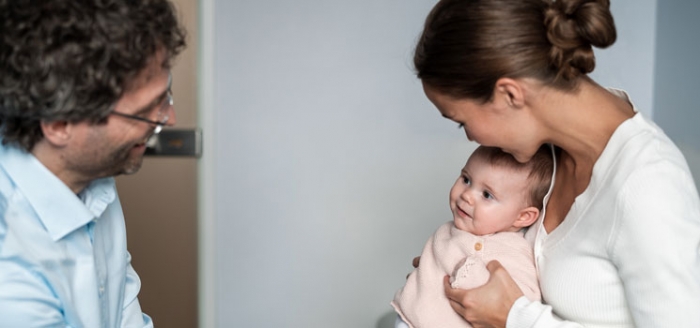 Mutter mit Baby beim Arzt lässt sich über Sepsis aufklären Mutter mit Baby beim Arzt lässt sich über Sepsis aufklären