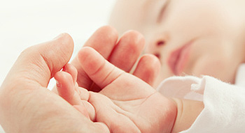 Wenn der Säugling besser bei den Eltern schläft und diese ihn nicht durch Nachtaktivität gefährden, spricht nichts gegen das Co-Sleeping Wenn der Säugling besser bei den Eltern schläft und diese ihn nicht durch Nachtaktivität gefährden, spricht nichts gegen das Co-Sleeping
