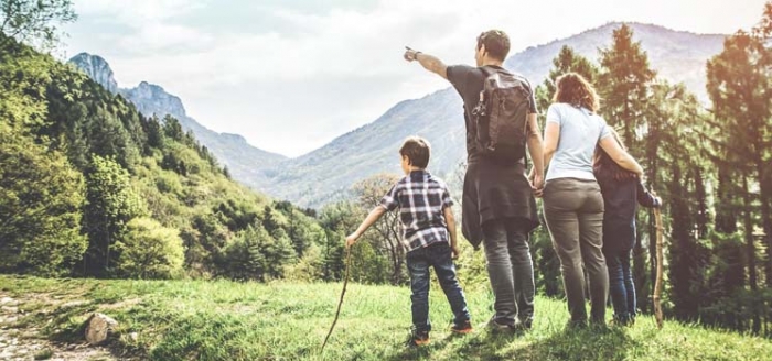 Wandernde Familie setzt sich Ziele Wandernde Familie setzt sich Ziele