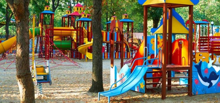 Stdtischer Spielplatz bietet Abwechslung im Stadtleben-Alltag