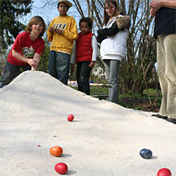 Ostereier kullern: Eierkullern begeistert junge und auch ältere Kinder.