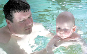 Valentin und Papa beim Babyschwimmen