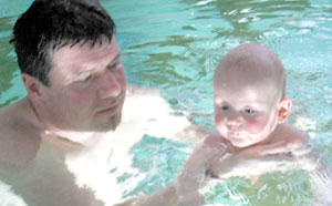 Valentin und Papa beim Babyschwimmen Valentin und Papa beim Babyschwimmen