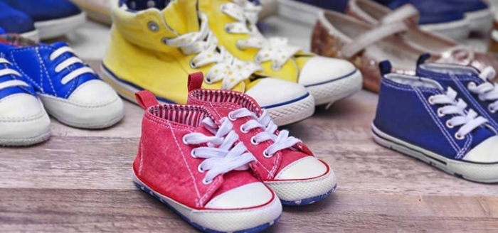 Kinderschuhe in einer Mehrkindfamilie