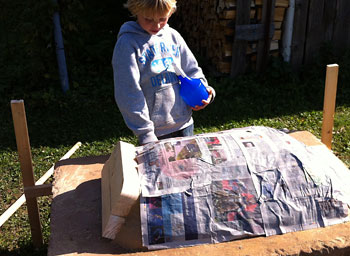 Lehmofen Sandform mit Papier abdecken