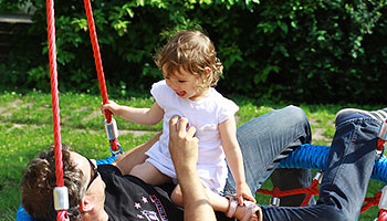 Raus auf den Spielplatz! Vter sollen drauen spielen