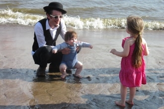 Papa mit Kindern am Strand