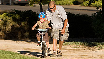 Mit Papa Radfahren lernen Mit Papa Radfahren lernen