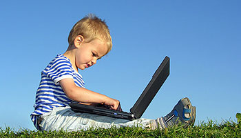 Eltern machen sich Gedanken über Kinderschutz im Internet. Wir geben Ihnen Tipps, wie Kinder sicher im Internet surfen.