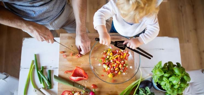 Vater und Kind kochen gemeinsam und schnippeln Salat Vater und Kind kochen gemeinsam und schnippeln Salat