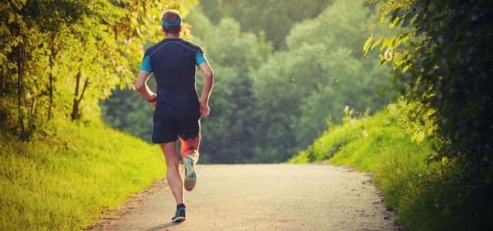 Jogger in der Natur stärkt seine Gesundheit Jogger in der Natur stärkt seine Gesundheit