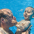 Vter und Kinder beim Schwimmen