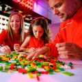Familie baut Lego Familie baut Lego