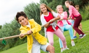 Kinder spielen Tauziehen