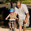 Mit Papa Radfahren lernen