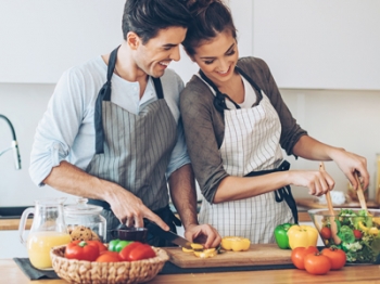 Paar kocht zusammen für eine gesunde Lebensweise Paar kocht zusammen für eine gesunde Lebensweise