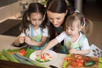 Mutter und Töchter haben Spaß beim Kochen Mutter und Töchter haben Spaß beim Kochen